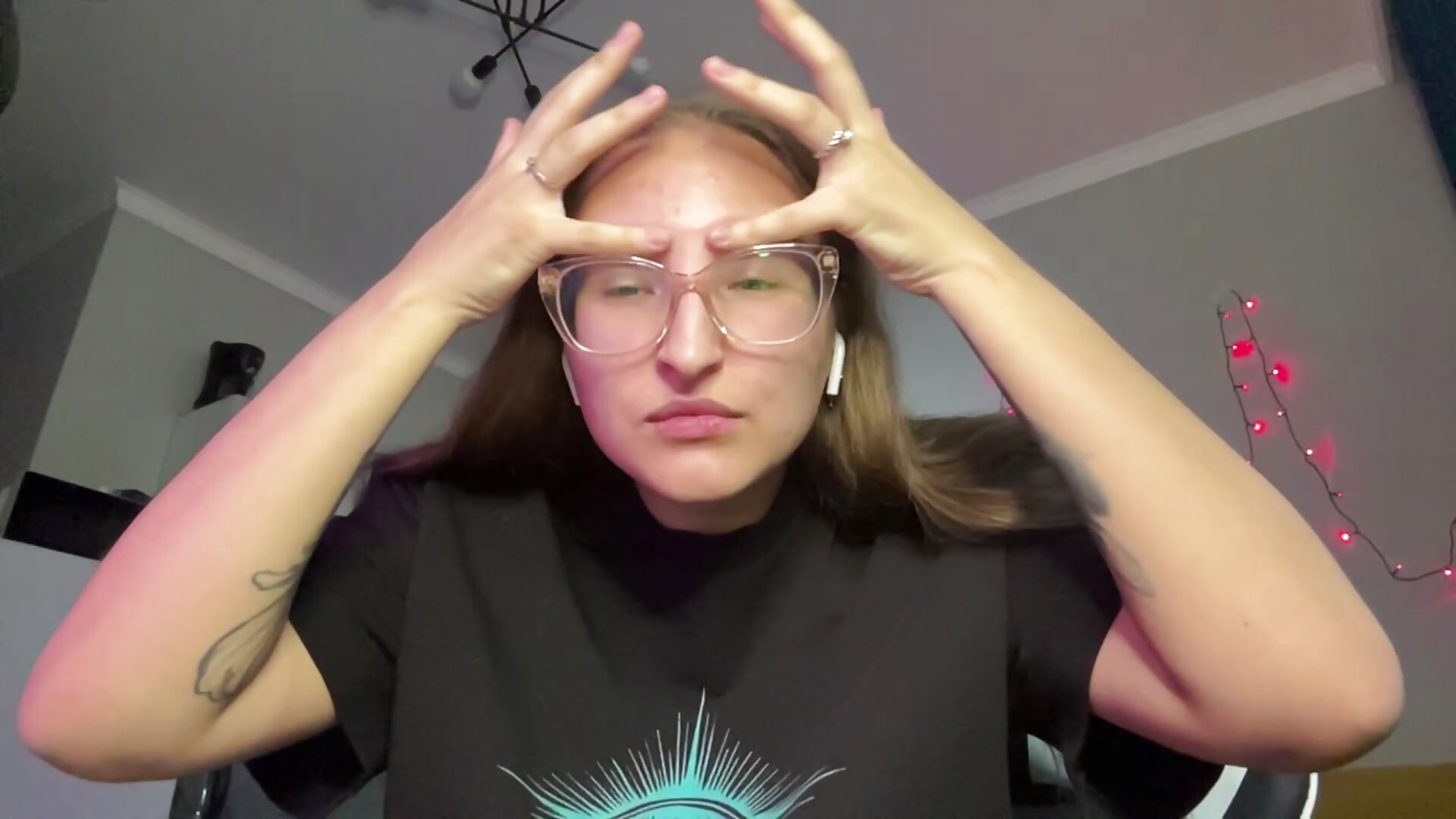 “Fingertip Tour of My Skin” - video by Mlacutehere cam model