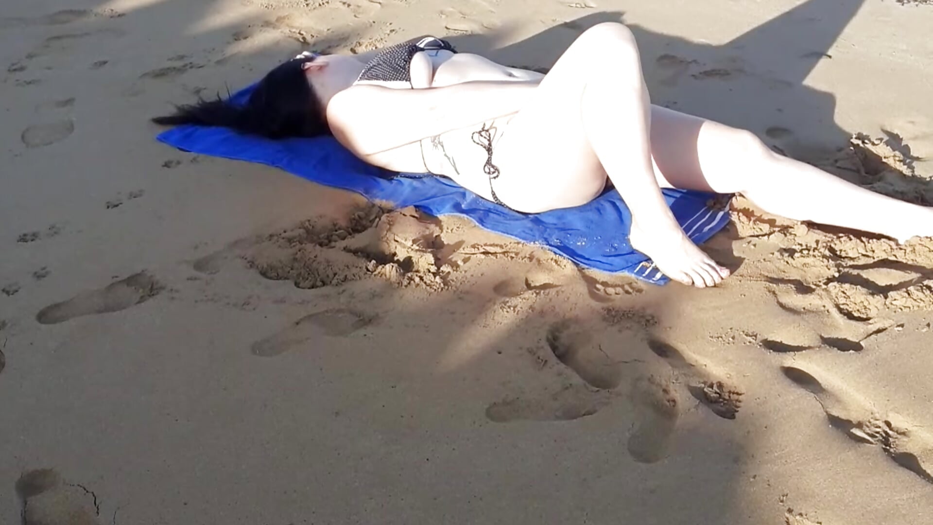 Playing on the beach - video by EmilieBrit cam model