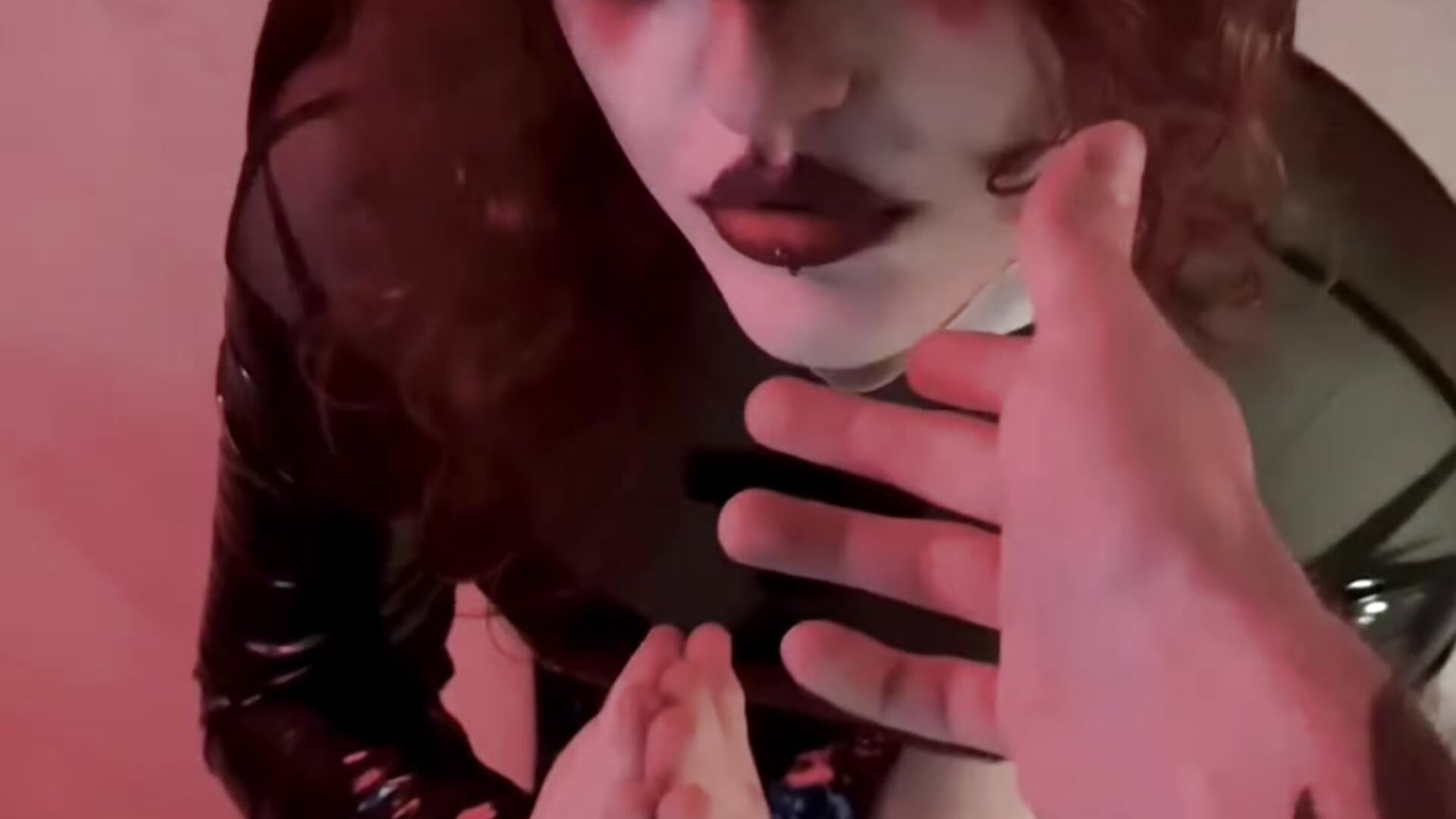 Pray for the Demon – video modela na kameri CrimsonVampCouple