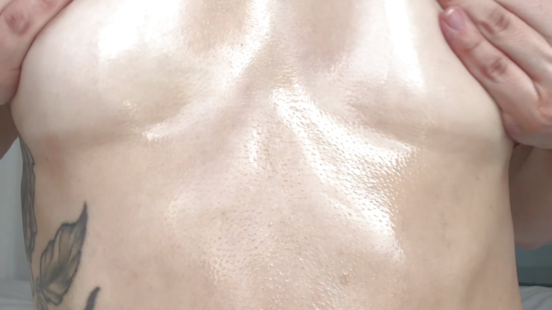 Oil tits massage - βίντεο μοντέλου cutiemari