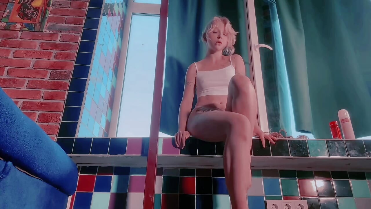 on the windowsill😘– yourlovelyeve kameramodell videója