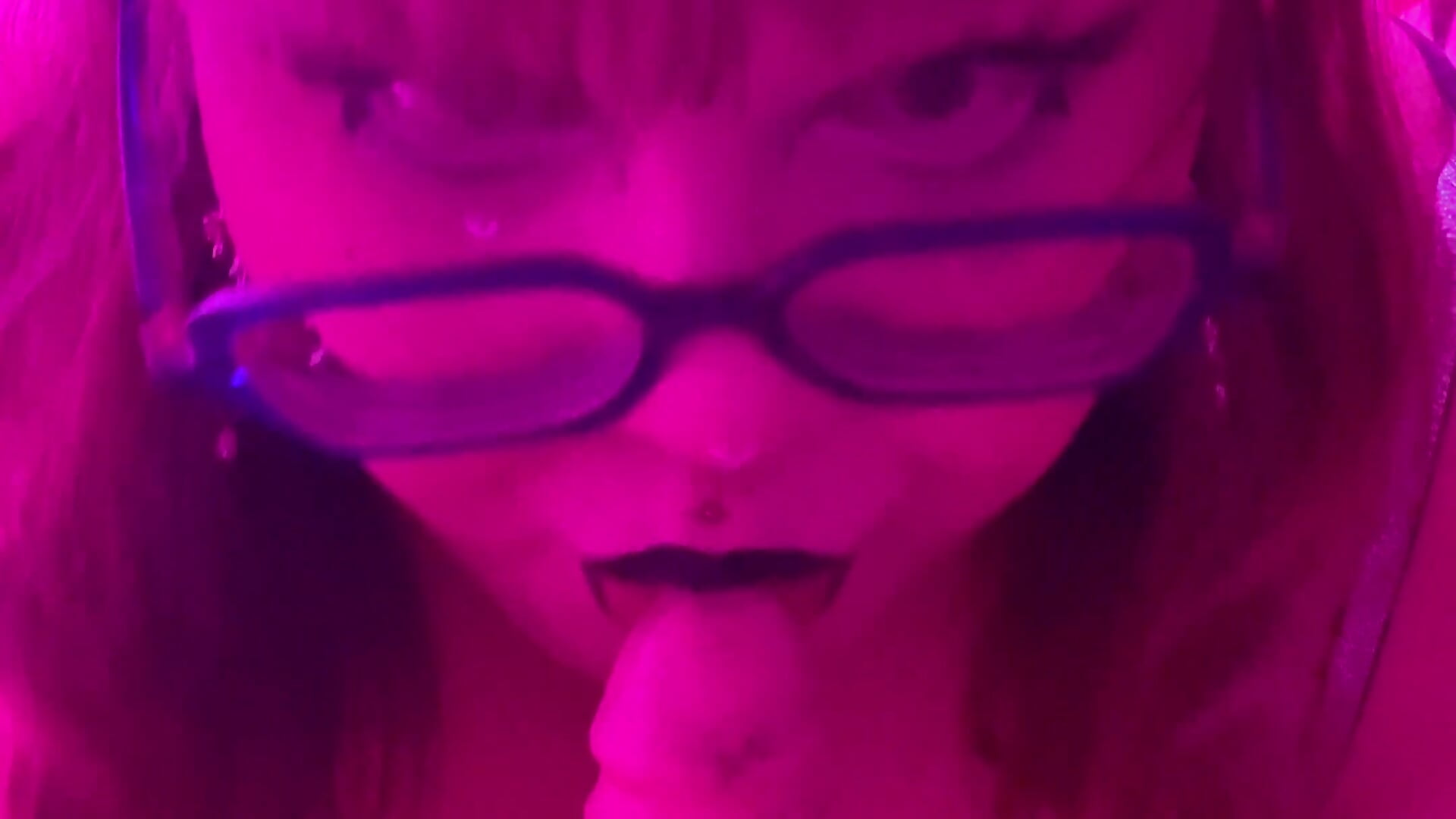 Elf TGirl sucks a cock and make a mess with her lipstick－カメラキャストのProfaneHekateの動画