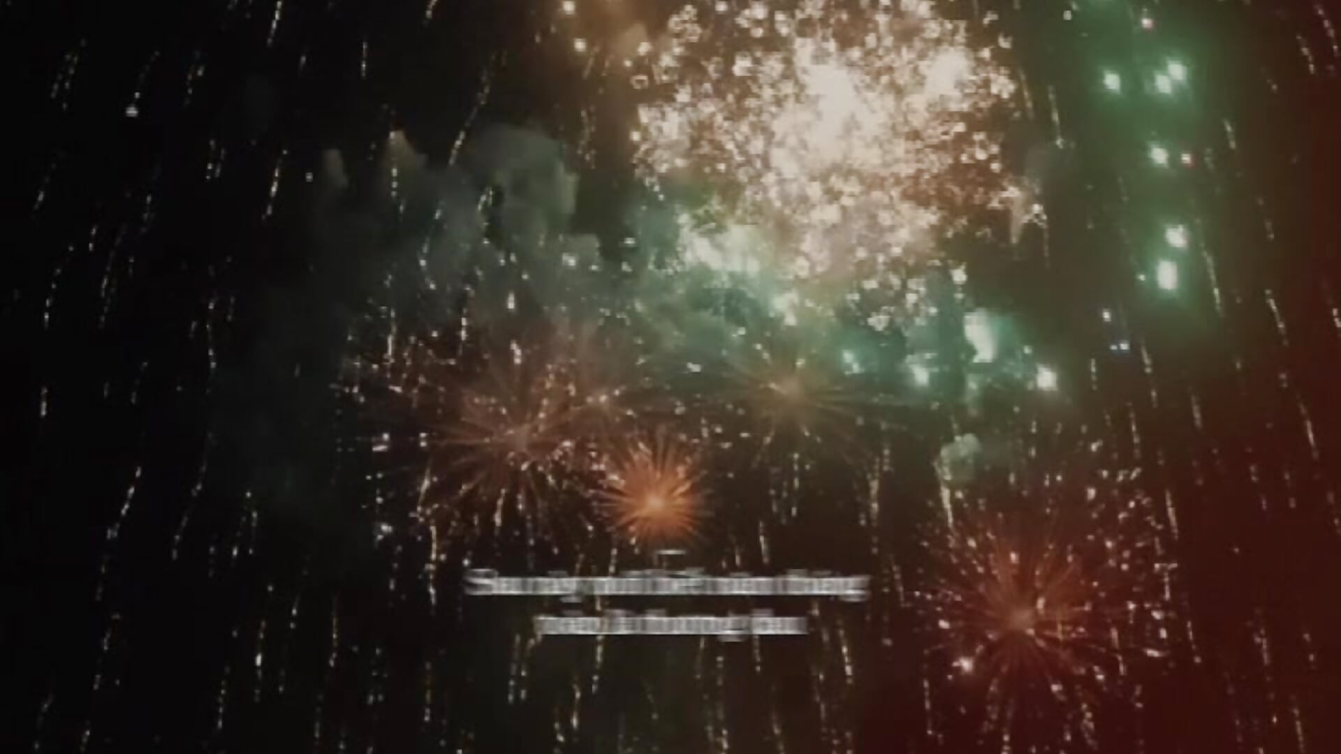 Fireworks are beautiful, but they fade away easily, just like our love 😊 - vídeo de LinhCatxxx modelo de câmara