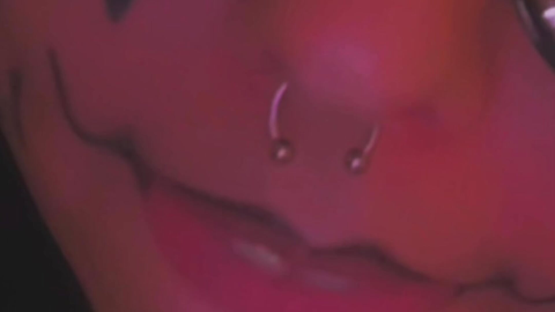 Face tattoos – video od webkamerové modelky ThatAltGirl