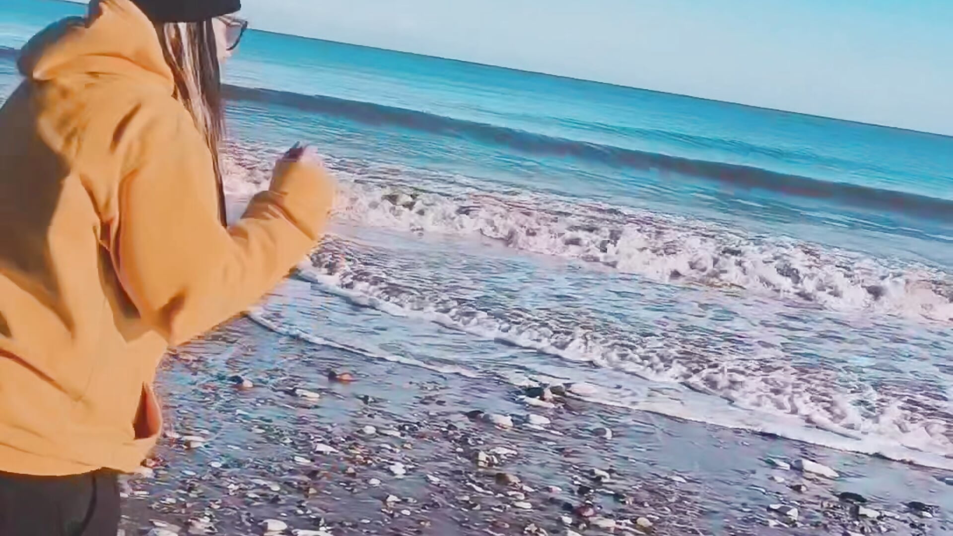 Blondie took me for a walk on the beach to throw stones in the sea. Had a lovely time 🖤 - video oleh model kamera ThatAltGirl