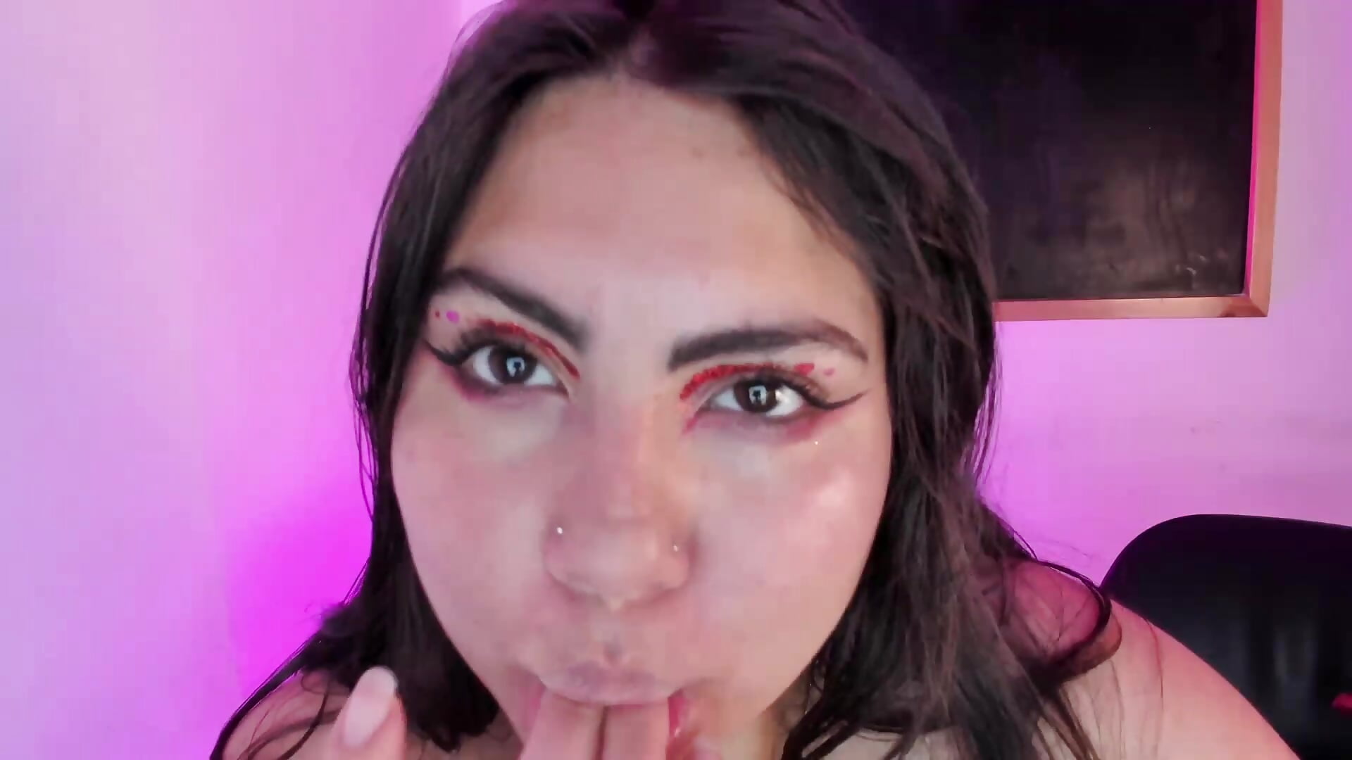 Sucking wet fingers 💦 – video od webkamerové modelky DREAMBOO_