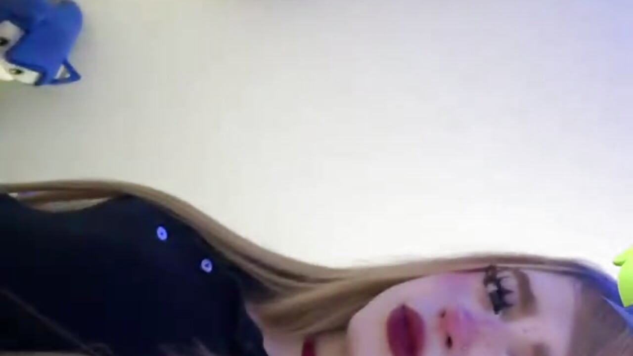 elegante e irresistible. 🖤 - video by Victoria__doll cam model