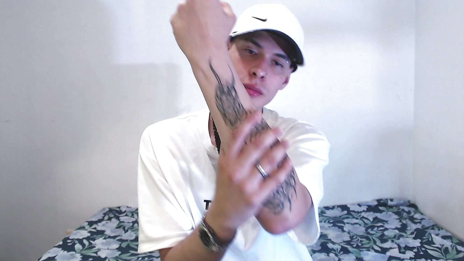 my tattoo, a japanese escalopendra - video van Vlad__night cam-model