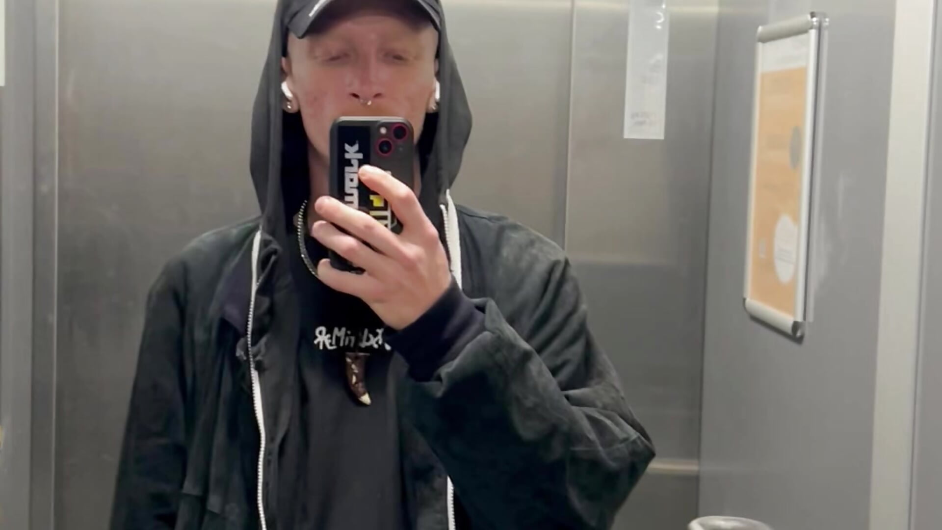 Wien fit check ✅ – video modela na kameri Inked_Ginger