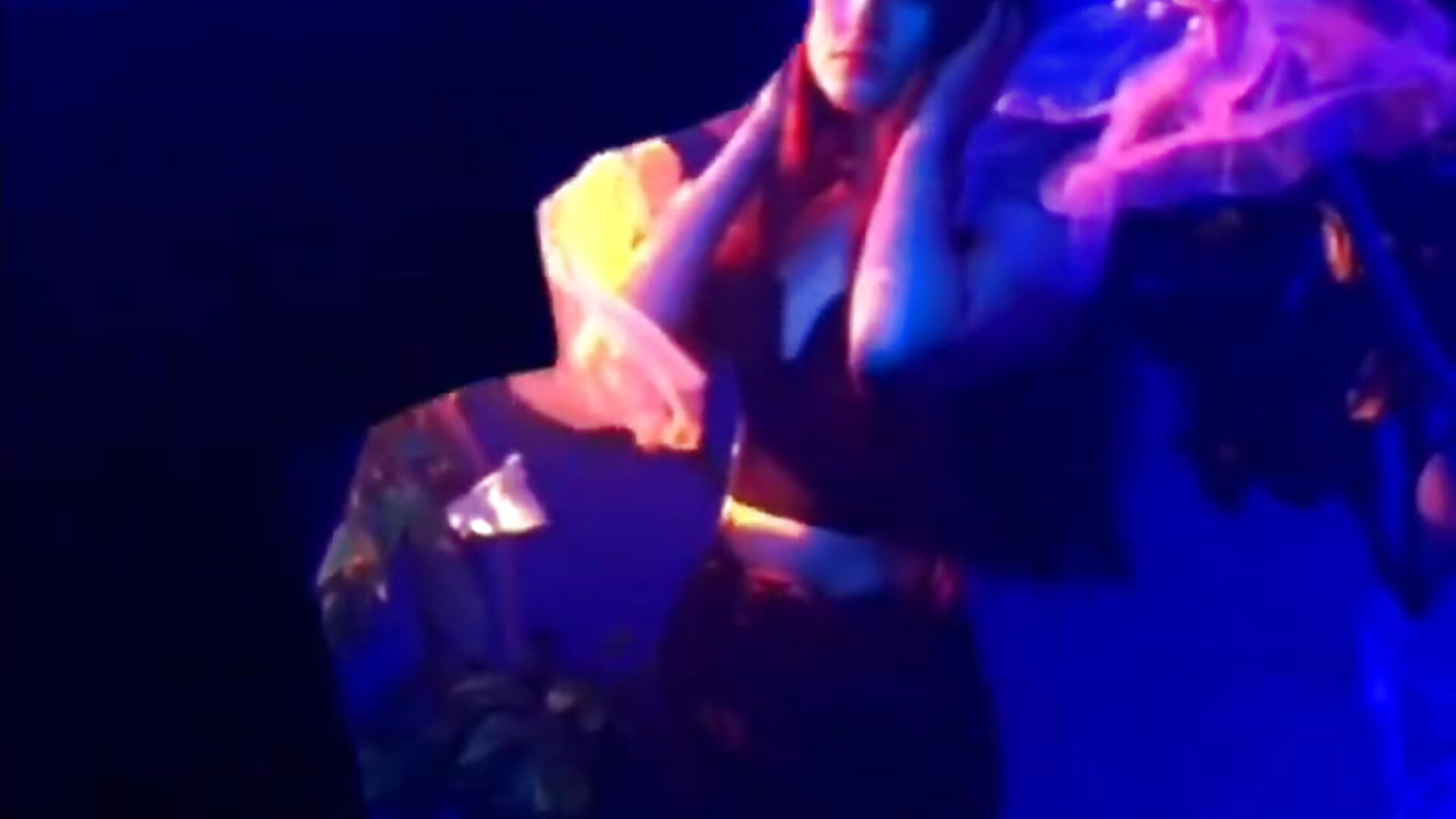 I'm at a photo shoot - video của người mẫu cam EdraFels