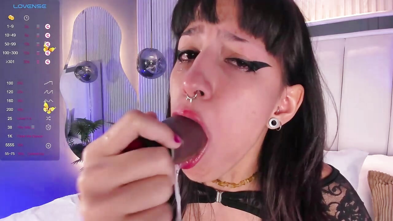 Deepthroat, saliva and tears 🙈 - video của người mẫu cam ViolettaColinss