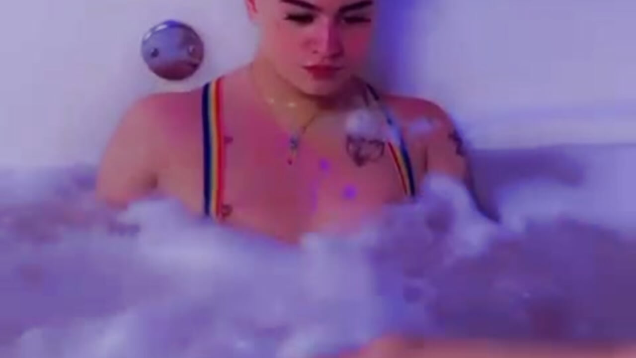 un delicioso baño espumoso 💦😈💥 - vídeo de la modelo de cam samy_lancaster