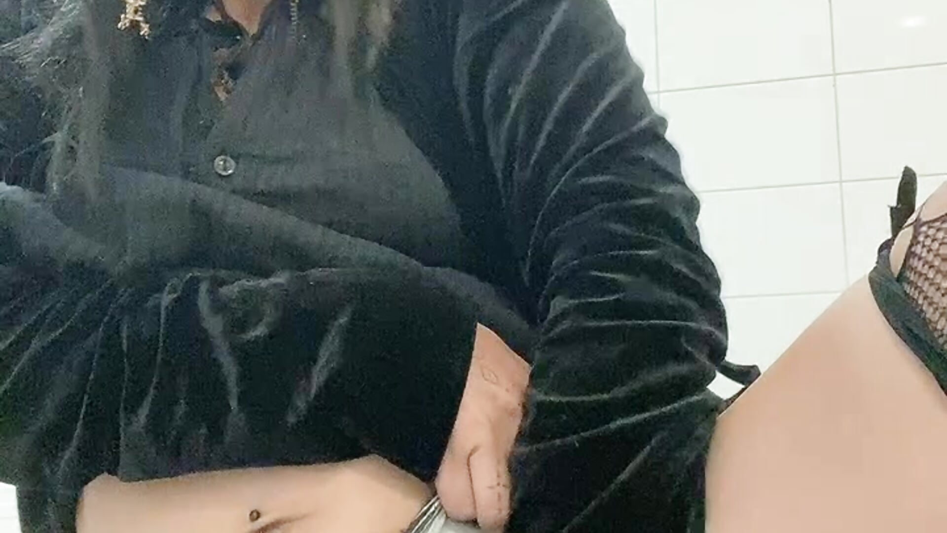 Masturbation  n Public Bathroom - video oleh mimi_miauu kamera model