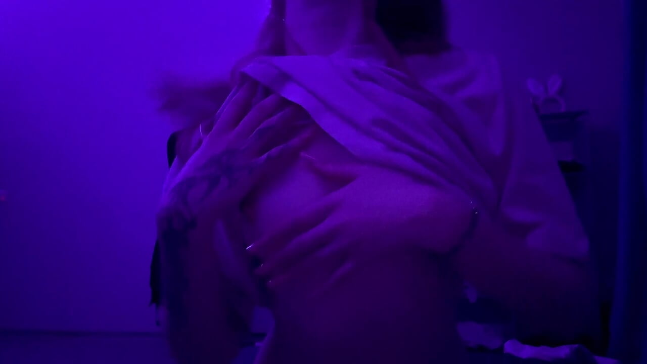 Willya sexy tongue and breasts－カメラキャストのlil_monikaaの動画