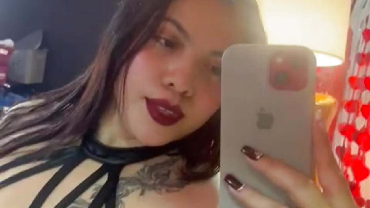 Soft lips… wild thoughts 💋 – video af AuroraRosee cam-model