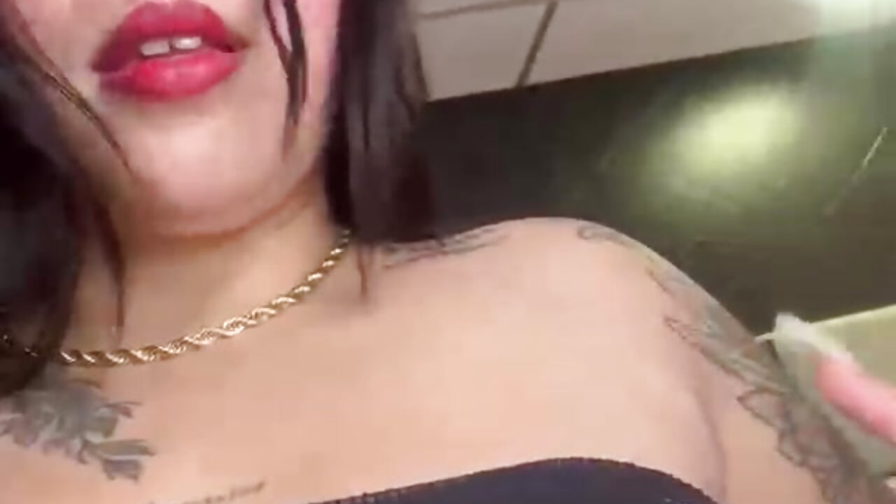 Sweet smile, dangerous intentions. – видео вебкам-модели AuroraRosee