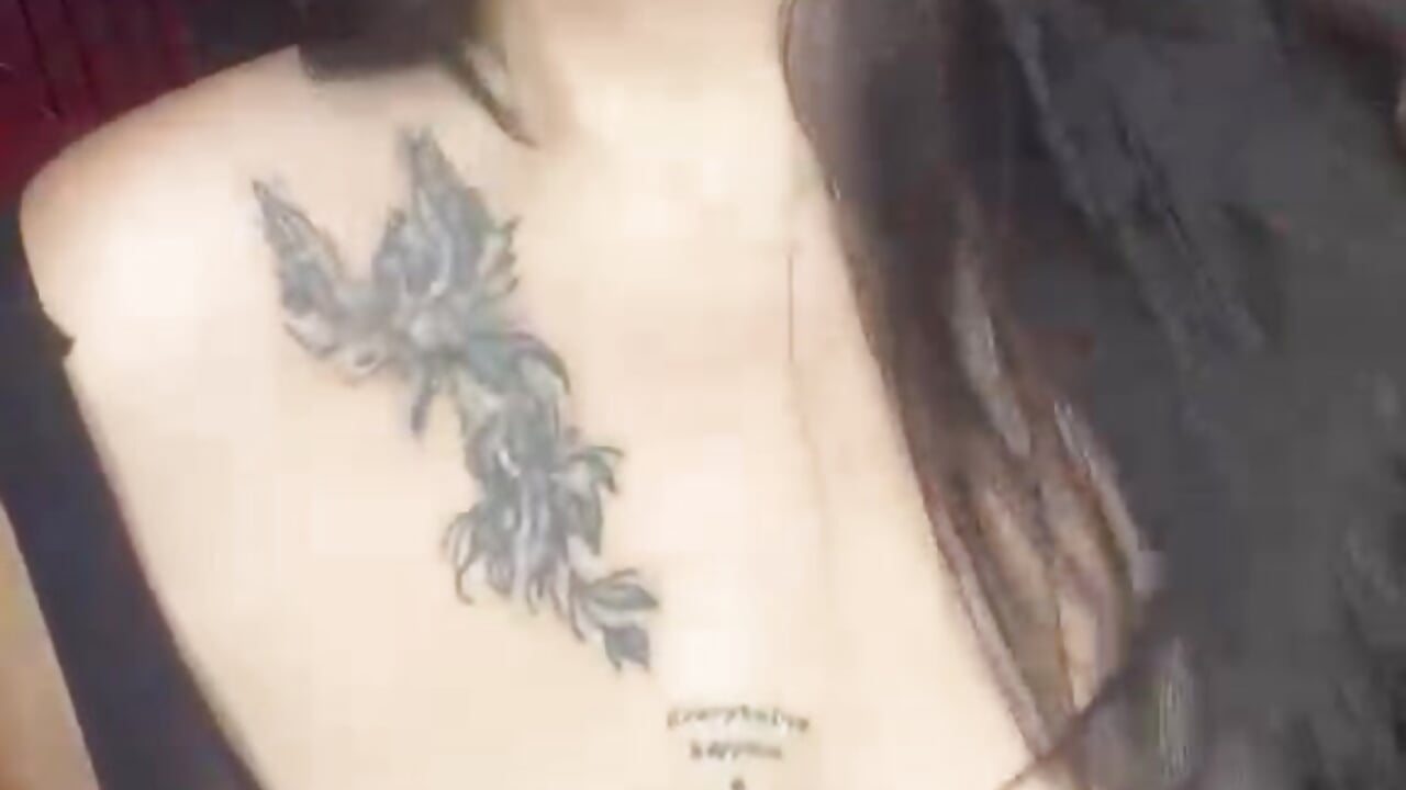 I don’t just bite my lip, I make it very hard for you to look away. — filmik AuroraRosee, modela(-lki) na kamerkach