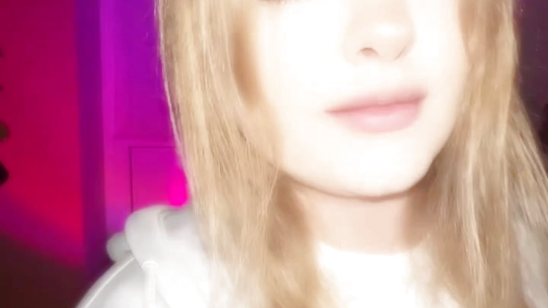 tune and warm - Vídeo de Emily_Coyness, modelo de vídeos