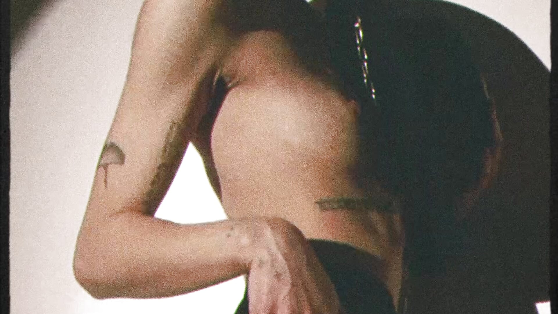 Olivia dancing with a hat & fishnets - clip cu Olivia-Brooks model videochat