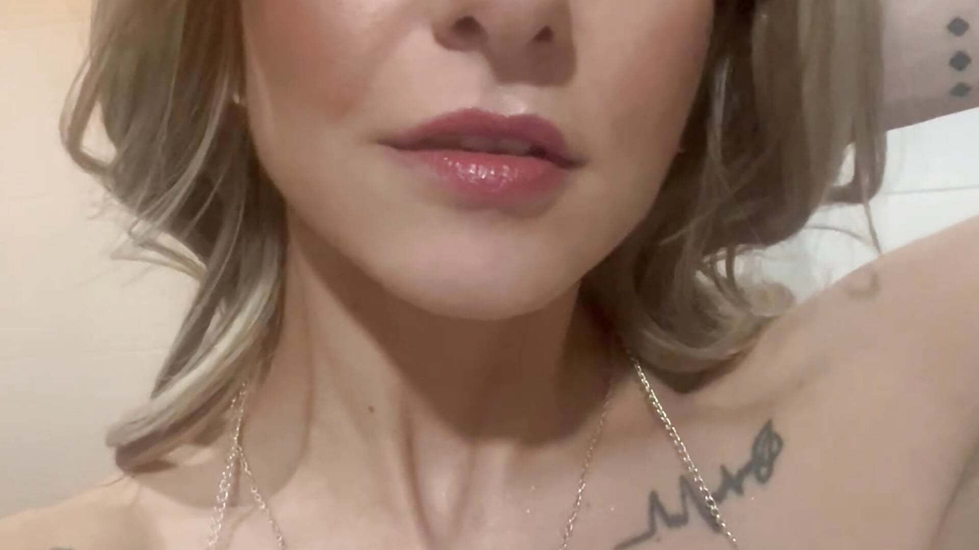 Olivia checking her 💄 - vídeo de la modelo de cam Olivia-Brooks