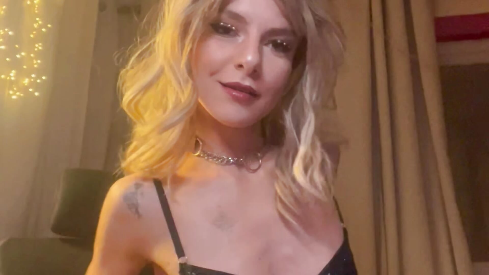 Olivia in a new bodysuit 🔥 - vídeo de la modelo de cam Olivia-Brooks