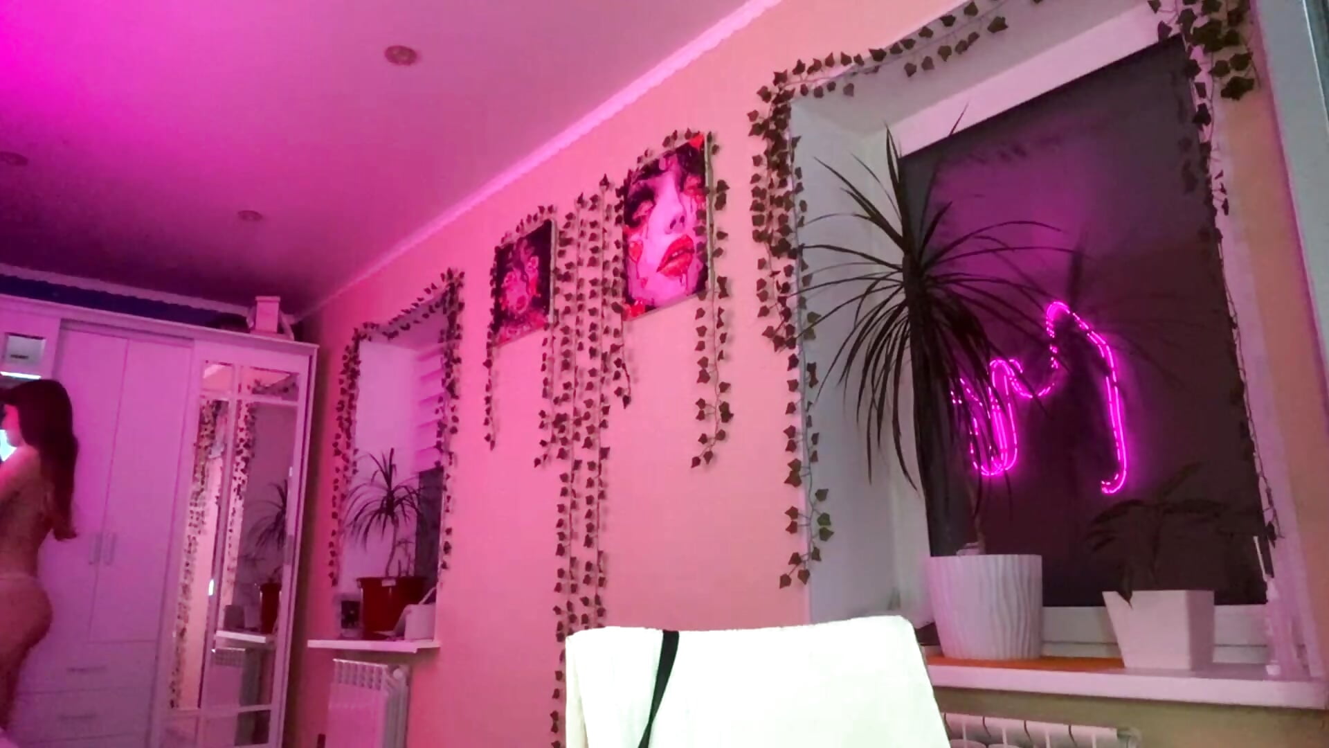 What are you peeking at?) - vídeo de la modelo de cam PowderedTalc