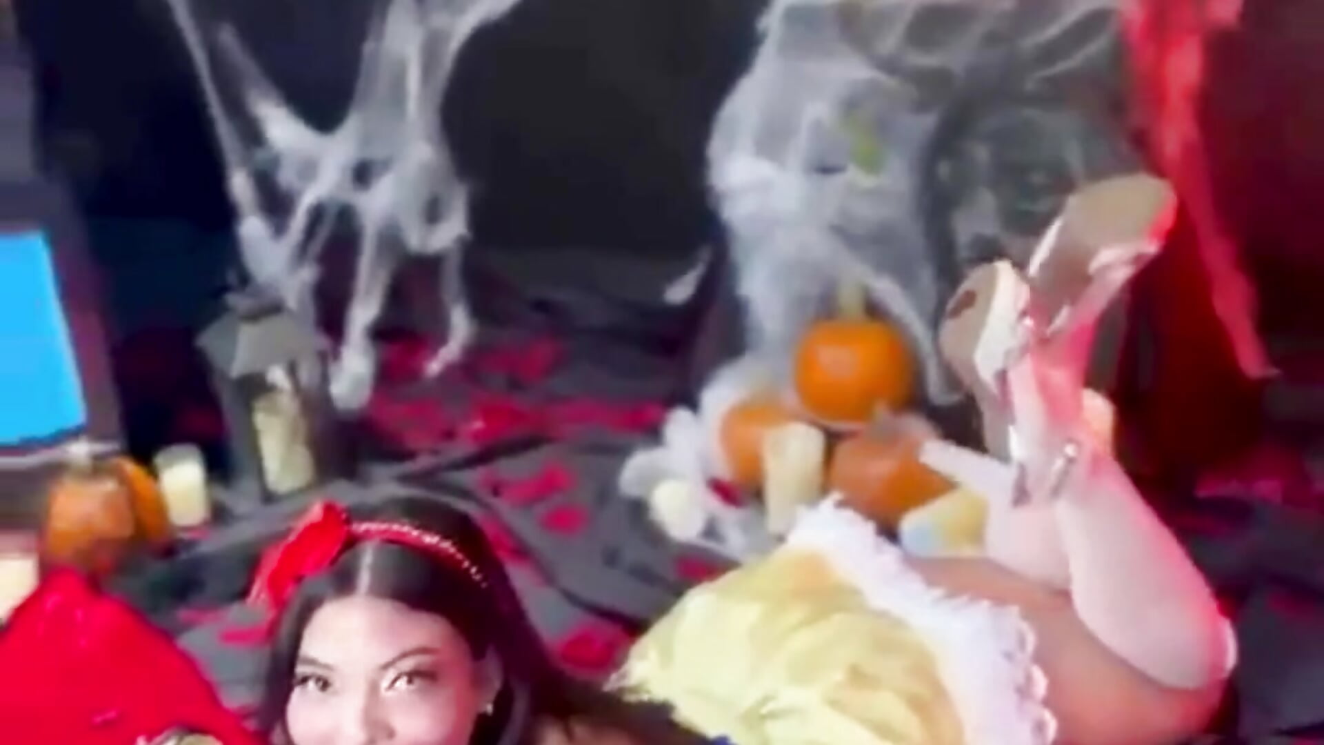 Snow White is waiting for her kiss 🍎💋 - video by AnnieRouse__ cam model