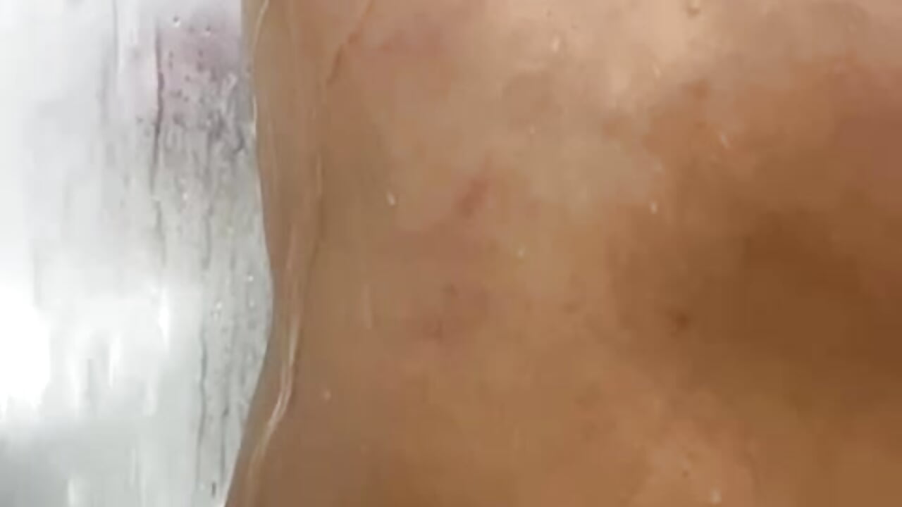 Julian, shower time - відео від вебкаммоделі julian_gonzalezz