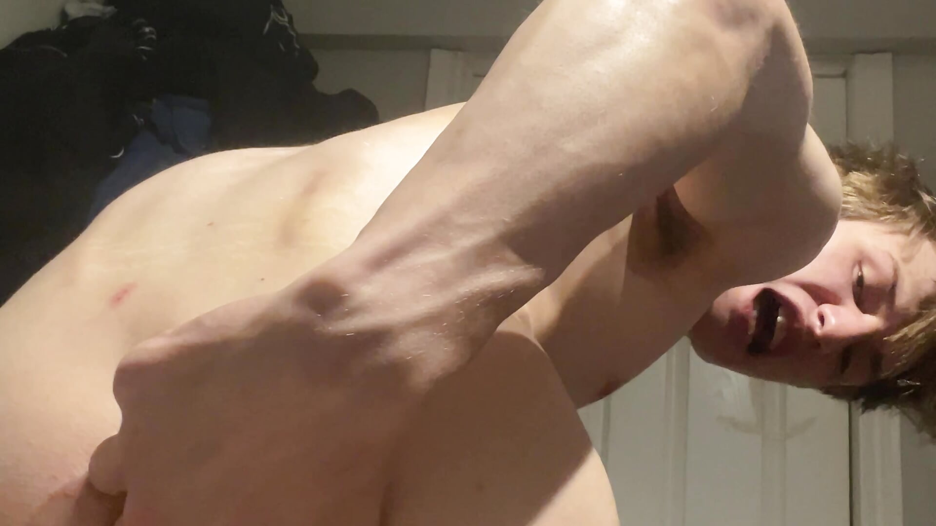 Fingering my tight virgin ass - วิดีโอโดย yourwhiteboy1 โมเดลแคม