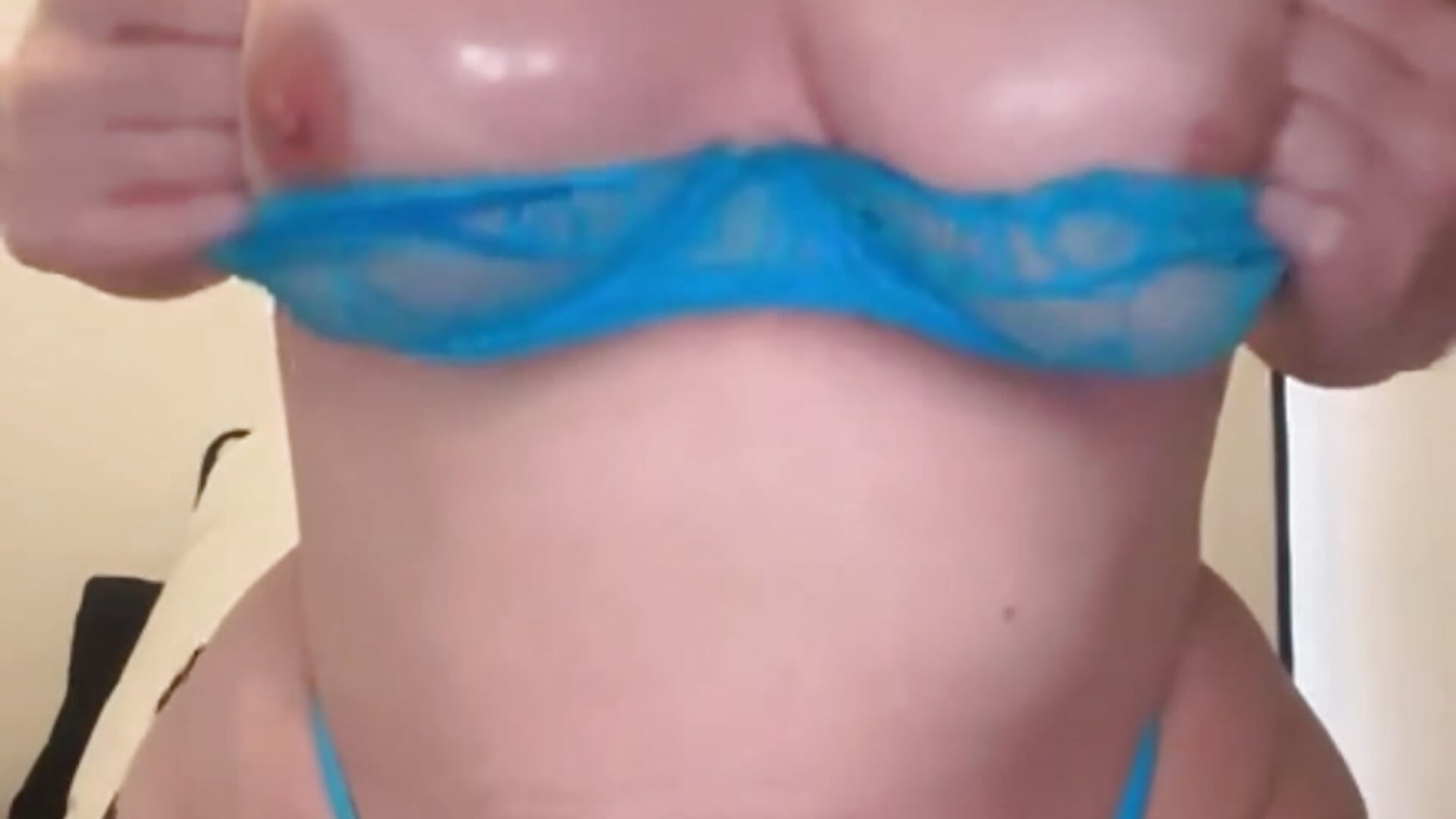 Oil me up 👅 - βίντεο μοντέλου YourBlondeDoll