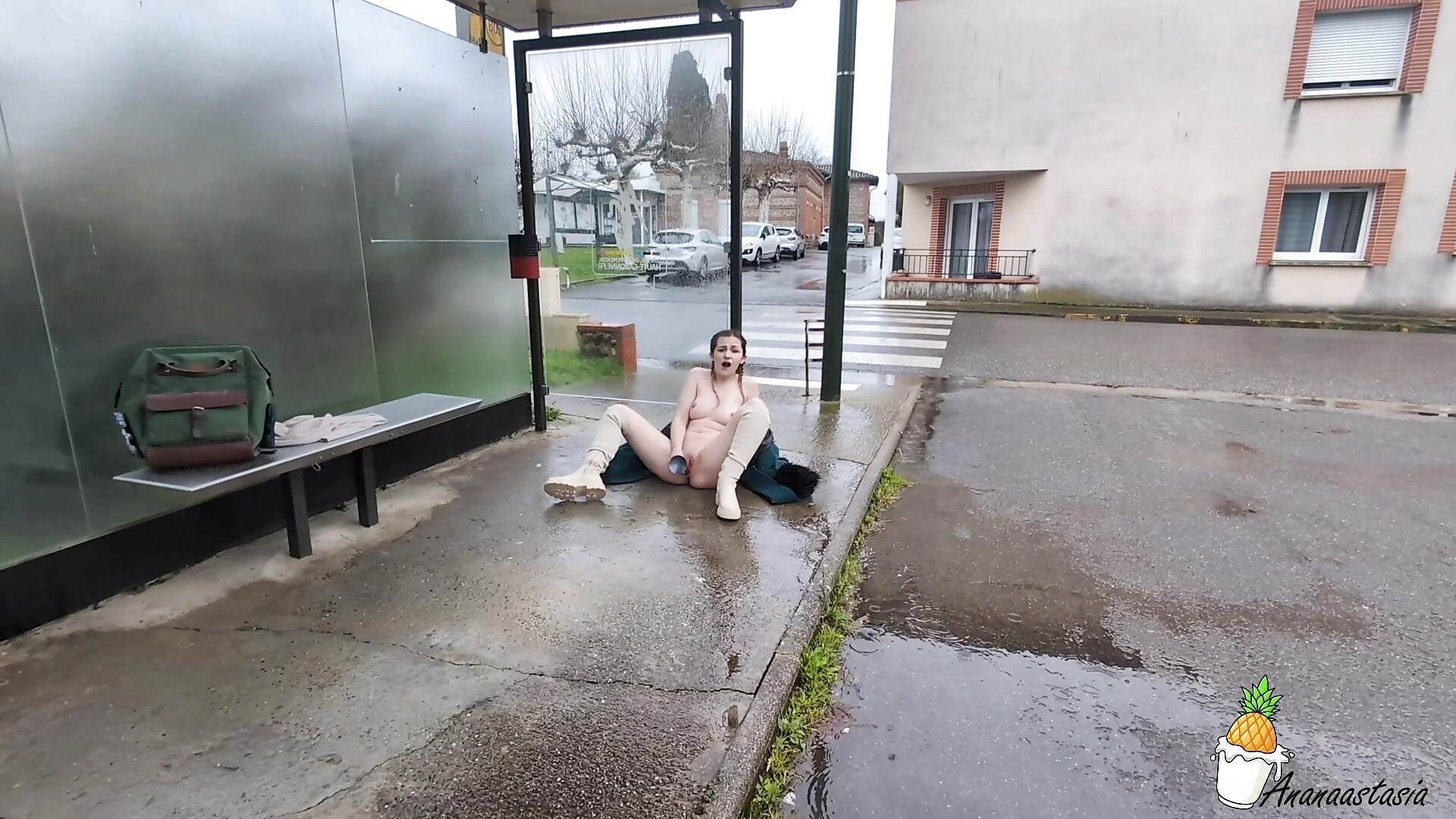 Naked Bus Stop Exhibition in City Center – Public Masturbation with Dildo, Full Daytime Risk－カメラキャストのAnastasiaDelacourの動画