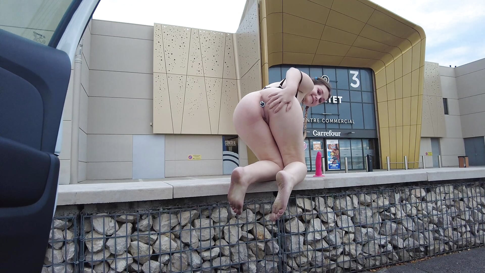 Public Supermarket Parking Dildo Ride – Plug in Ass, Daytime Squat Fuck! - vidéo du modèle de showcams AnastasiaDelacour