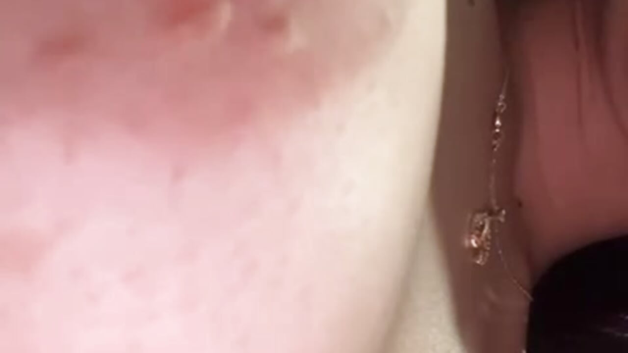 A little saliva on my tits 💦 - vídeo de Nahomy_Benett modelo de câmara