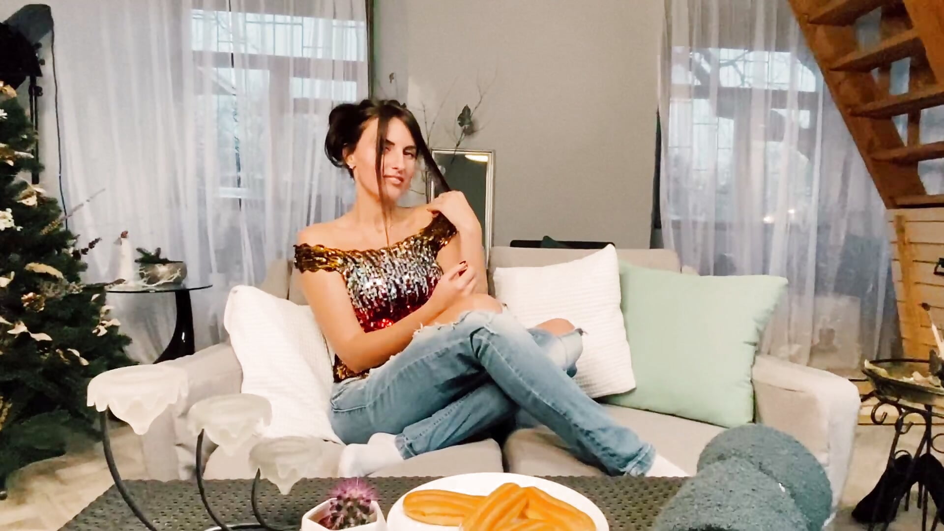 what do you think ... which is sweeter on the video?) – video af MilanaCarmin