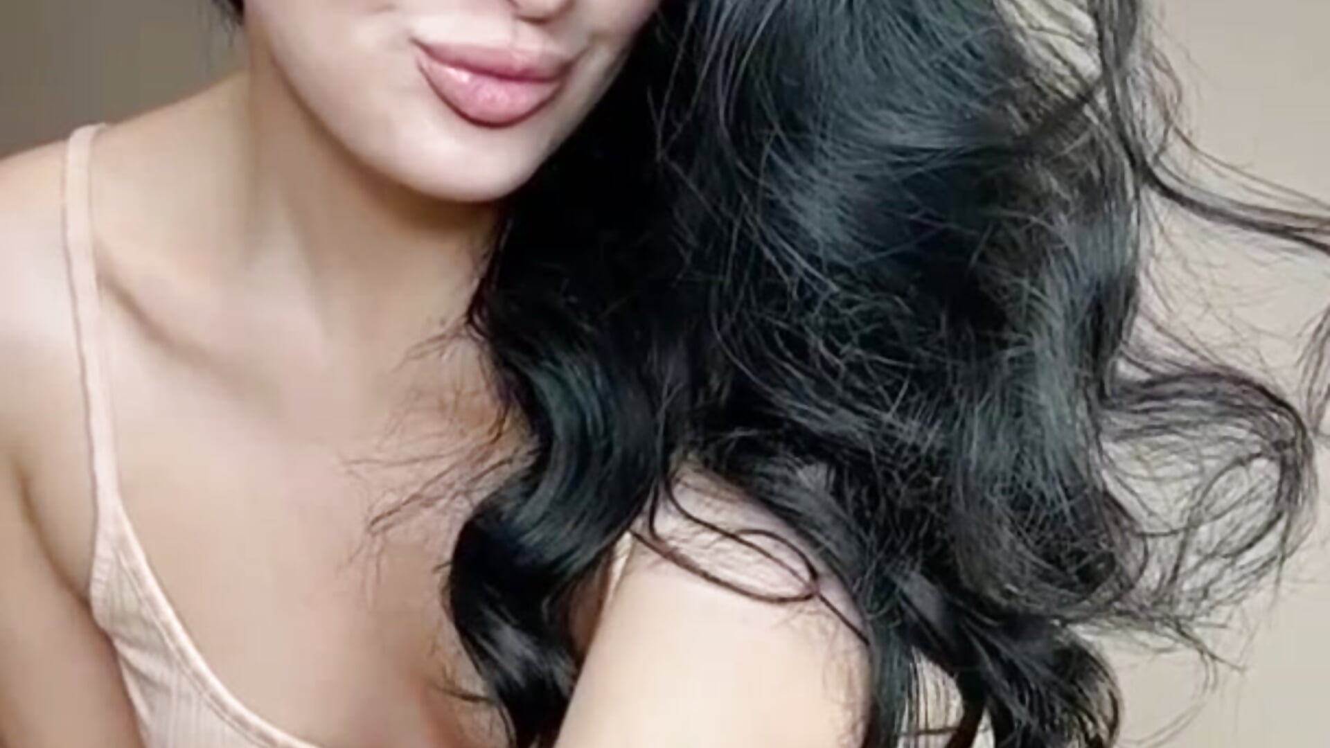 A playful topless tease – video od webkamerové modelky Evayra