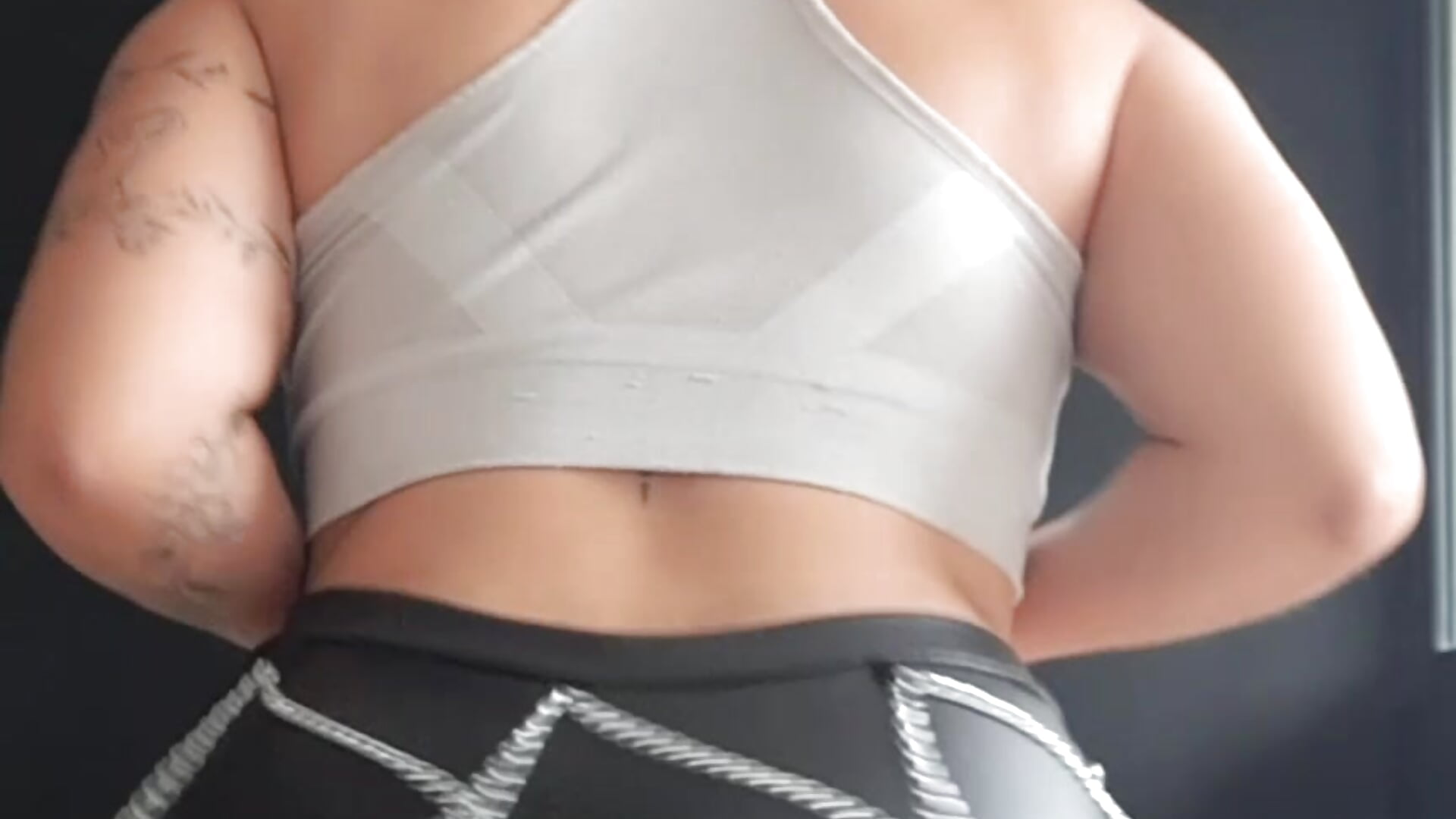 Twerking - video oleh model kamera EmaTramel1