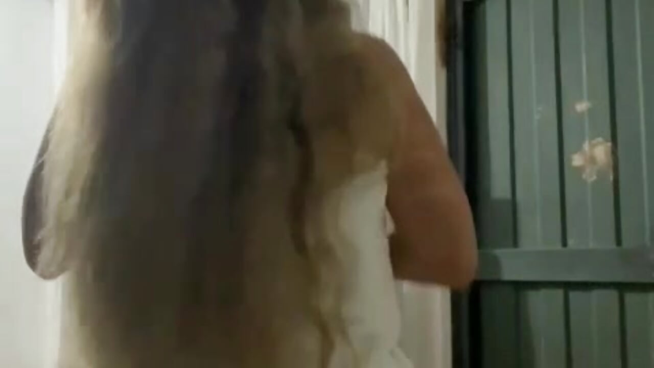 ummm getting ready for the shower - video của người mẫu cam Jhoana1976