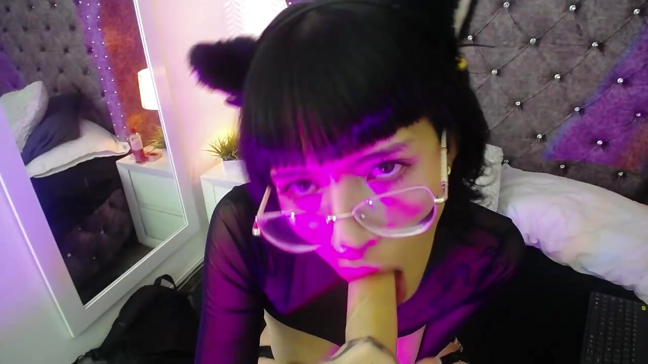 A cute kitten sucking - video av NatsumeZivic cam-modell