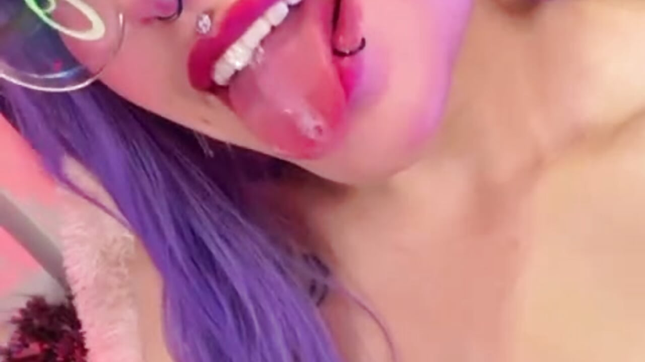 Kiss my lips 😉 - video di Allissoon_ modella di cam