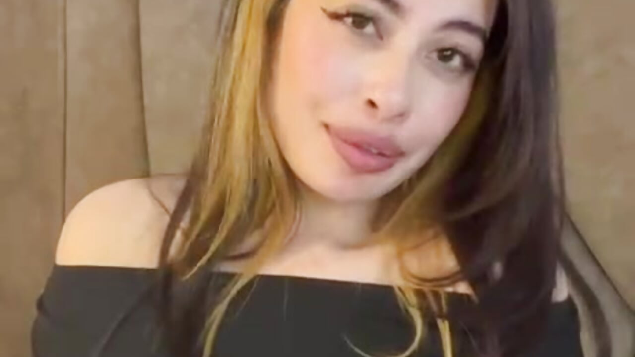 preparing my lips – video od webkamerové modelky isabella-collins-