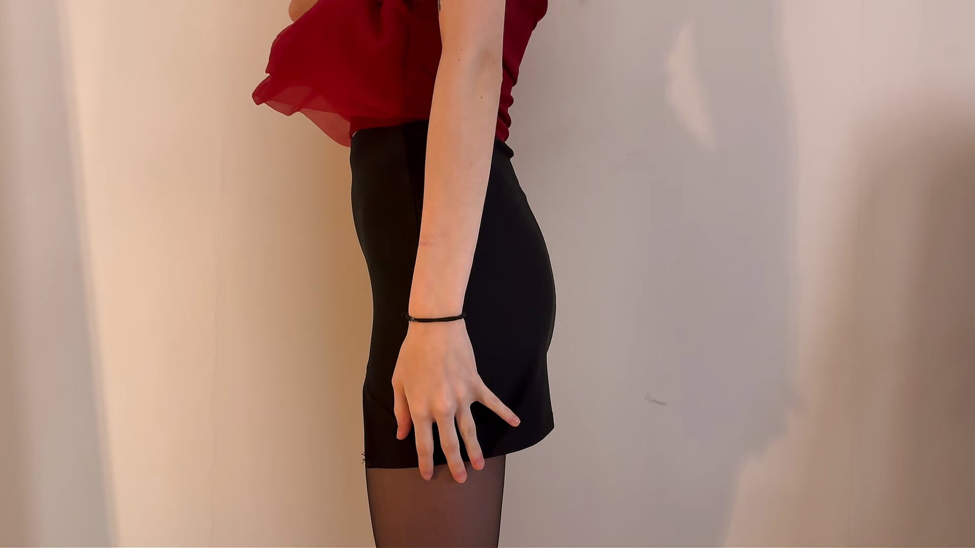A tiny reason to come back - video av NikkiRyx cam-modell