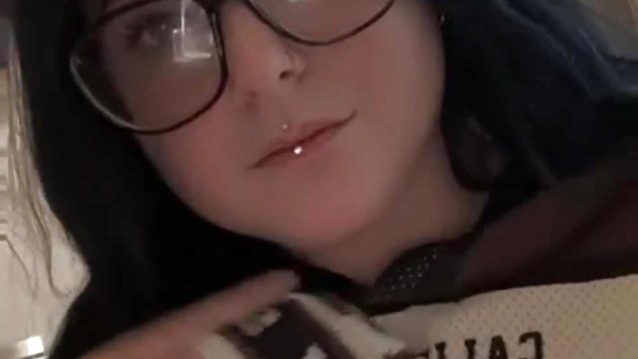 Spitting on my tit - video av BabyDollxox15 cam-modell