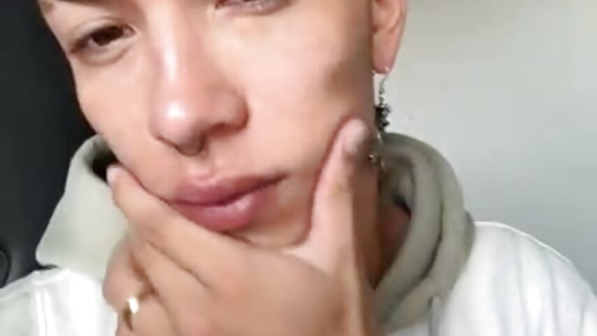 Piercing y aretes – video modela na kameri noahsaint