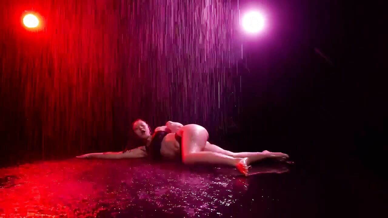 The wettest dance of your life - video oleh VeronicaBlush_ kamera model