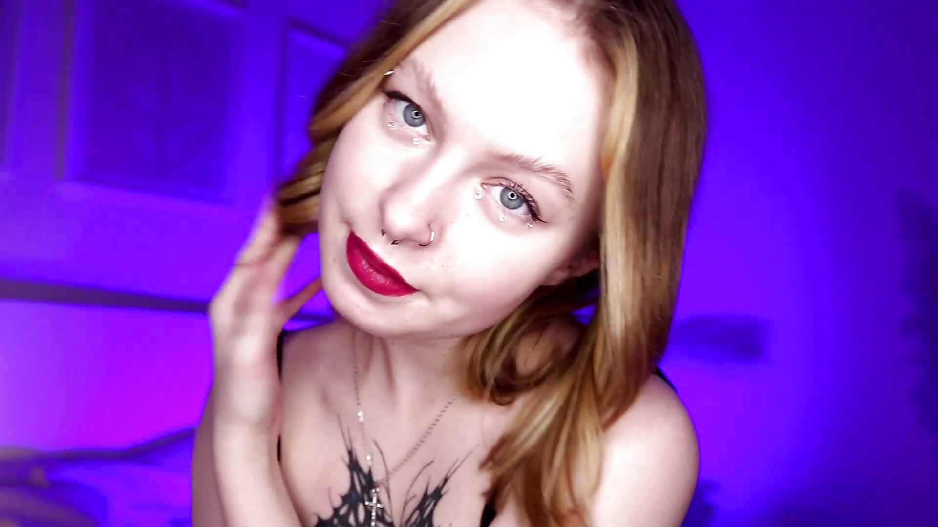 Piercing on my face - video oleh VeronicaBlush_ kamera model