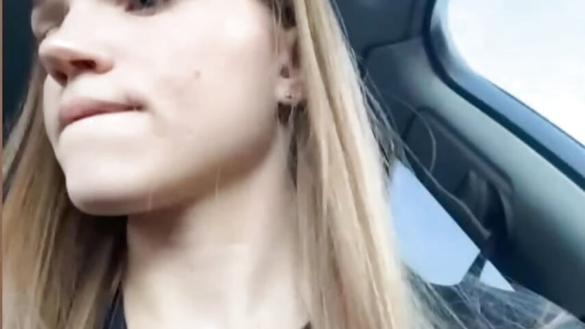 I hung my panties on the mirror of my car😂 – video od webkamerové modelky StreetSquirt