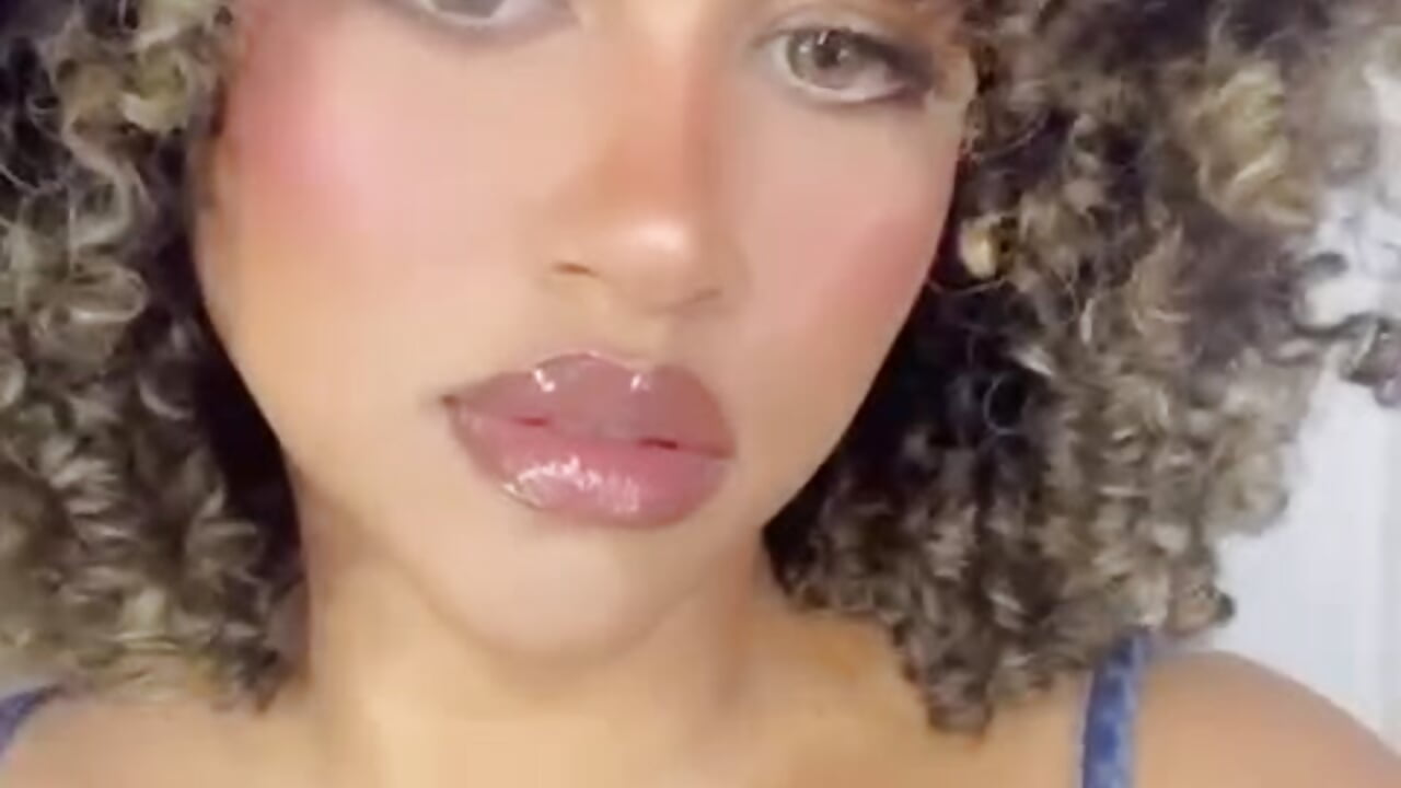 6ca3b165-b2e5-42b5-a302-7f104cacf4b7 - clip cu Brit_weston model videochat