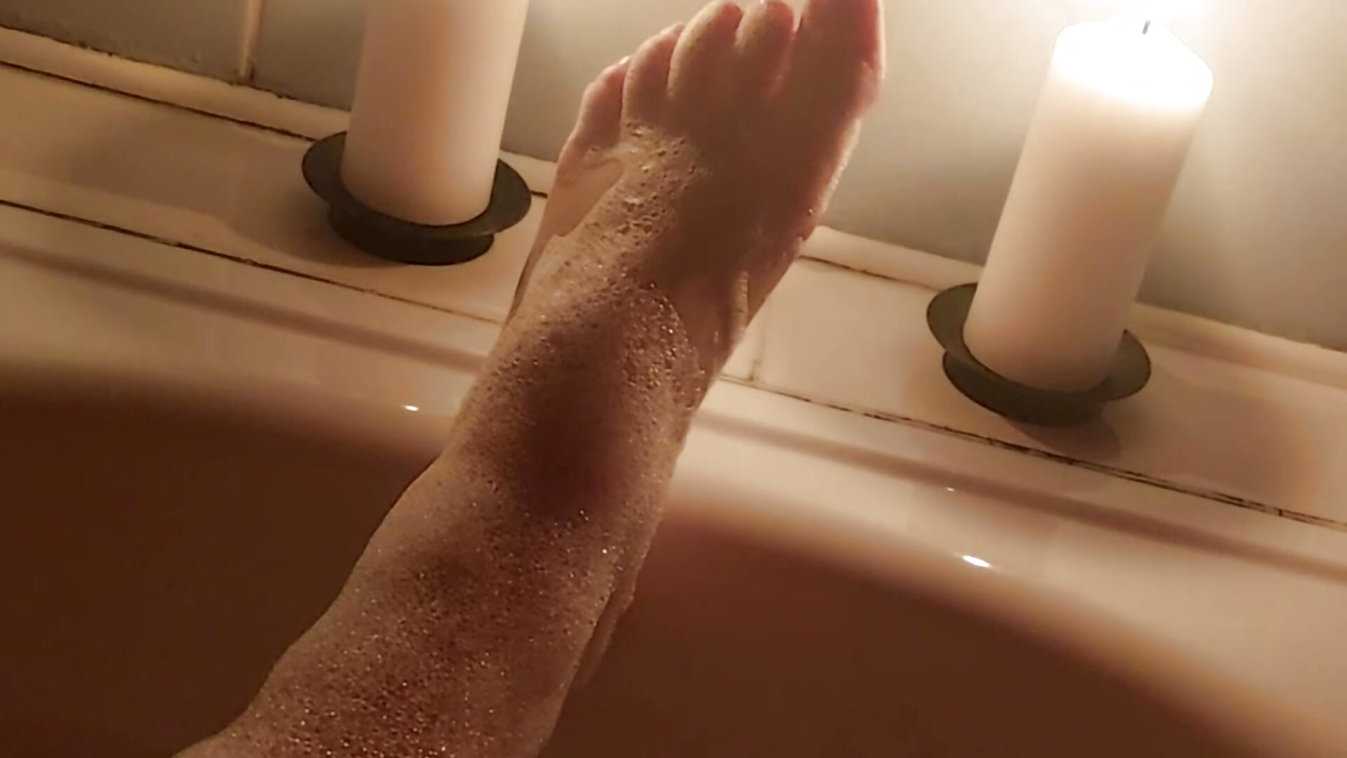 feet covered in foam - video av marty_bree cam-modell
