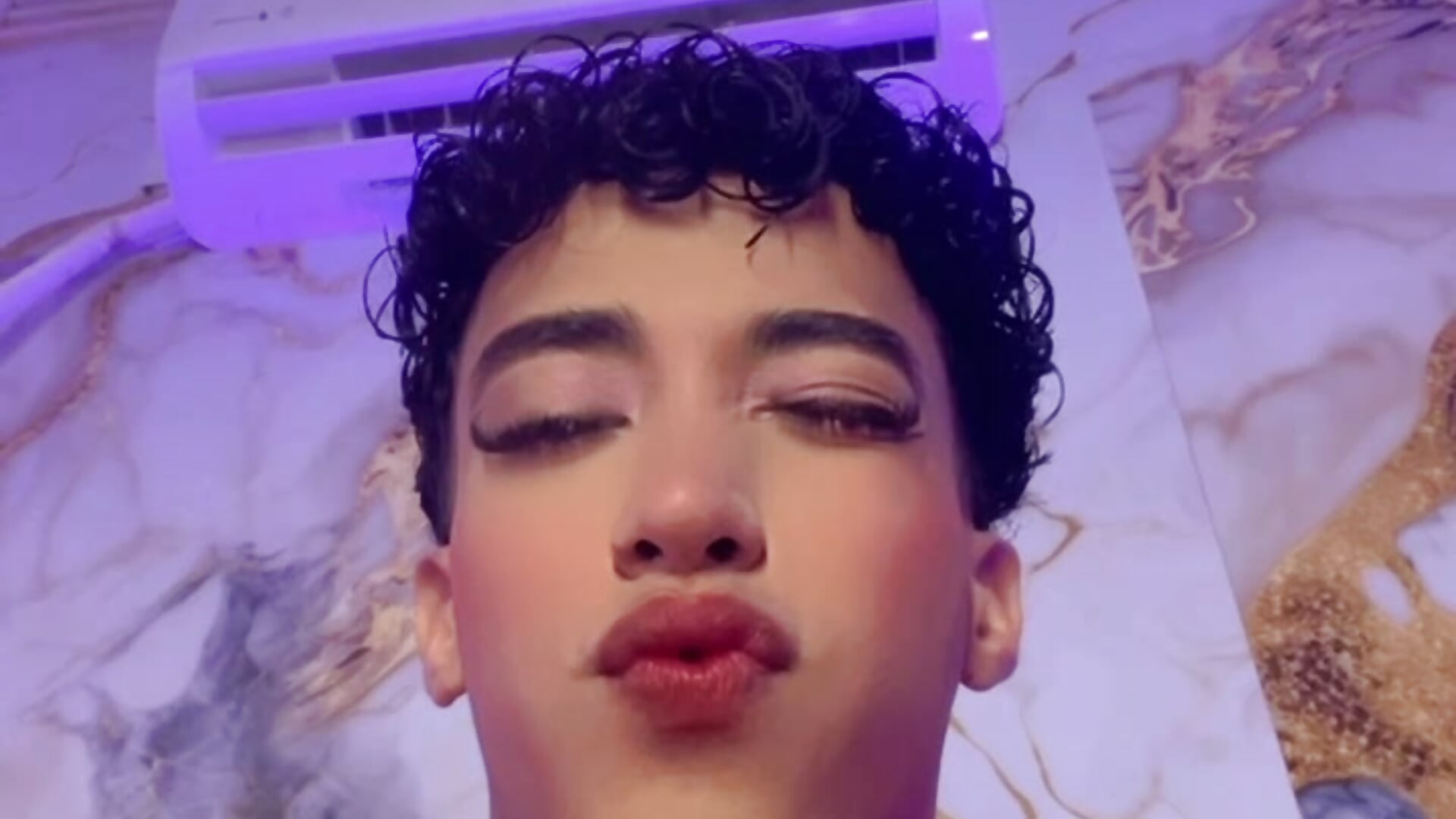 Khloé – video modela na kameri Impere_boys_hot