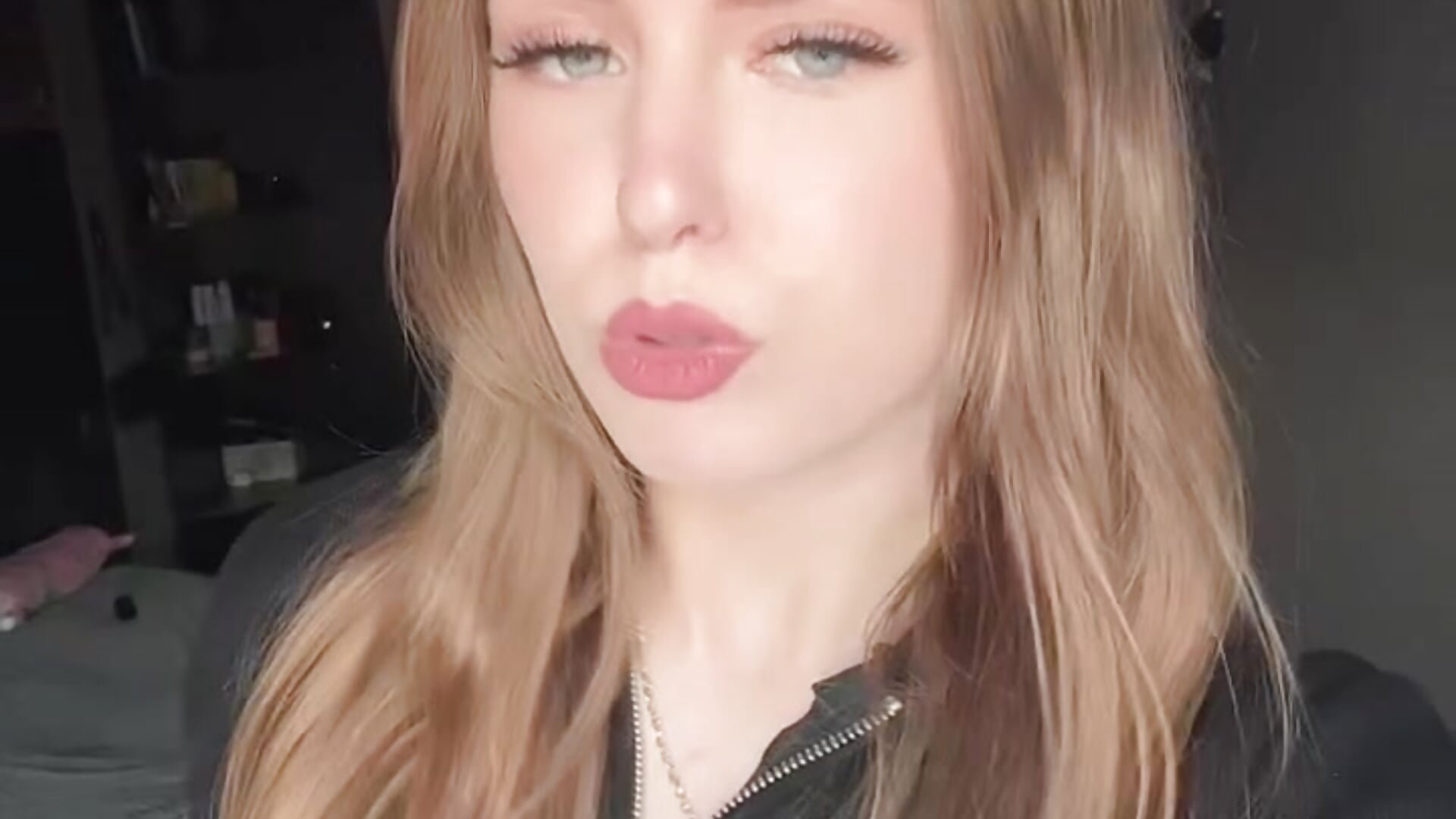 its me - video oleh ErmaHoltham kamera model